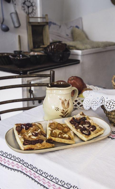 MALOKARPATSKÝ Osúchy CESTO 600 g hladkej múky 4 dcl mlieka 60 g čerstvého droždia 2 PL cukru 2 ČL soli ½ kypriaceho prášku do pečiva 1 dcl oleja zavárané slivky alebo marhule, vanilka, škorica