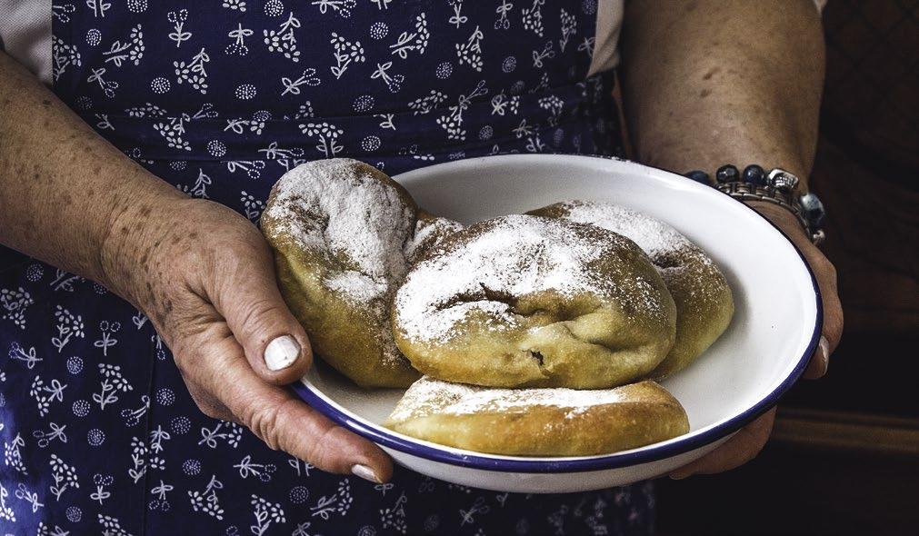 MALOKARPATSKÝ Sladké kapustníky CESTO 1 kg hladkej múky 100 g polohrubej múky 1 PL soli 1 PL cukru 200 ml oleja 700 ml mlieka 60 g čerstvého droždia PLNKA 1 kg kapusty nastrúhame nahrubo a podlejeme