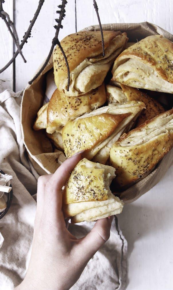 MALOKARPATSKÝ Cesnačky CESTO 1 kg hladkej múky 100 g polohrubej múky 1 PL soli 1 PL cukru 200 ml oleja 700 ml mlieka 60 g čerstvého droždia PLNKA 250 g Smetol alebo Palmarín 15 strúčikov cesnaku
