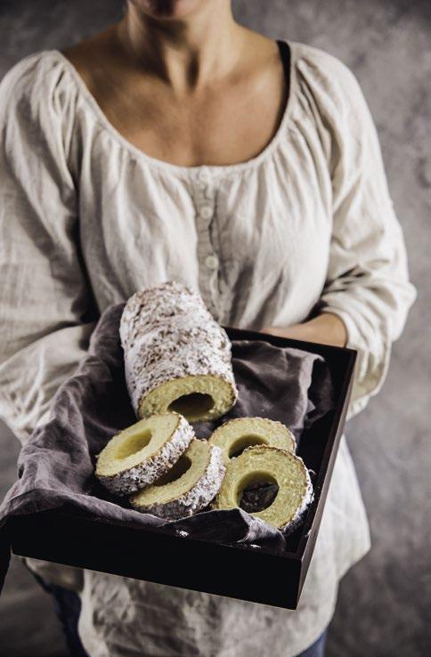 ZÁHORIE Skalický trdelník 1 kg polohrubej múky 4 žĺtky 125 g hery 400 ml mlieka 1 ČL soli citrónová kôra muškátový oriešok rum podľa chuti 40 g čerstvého droždia 1 vanilínový cukor 200 g kryštálového