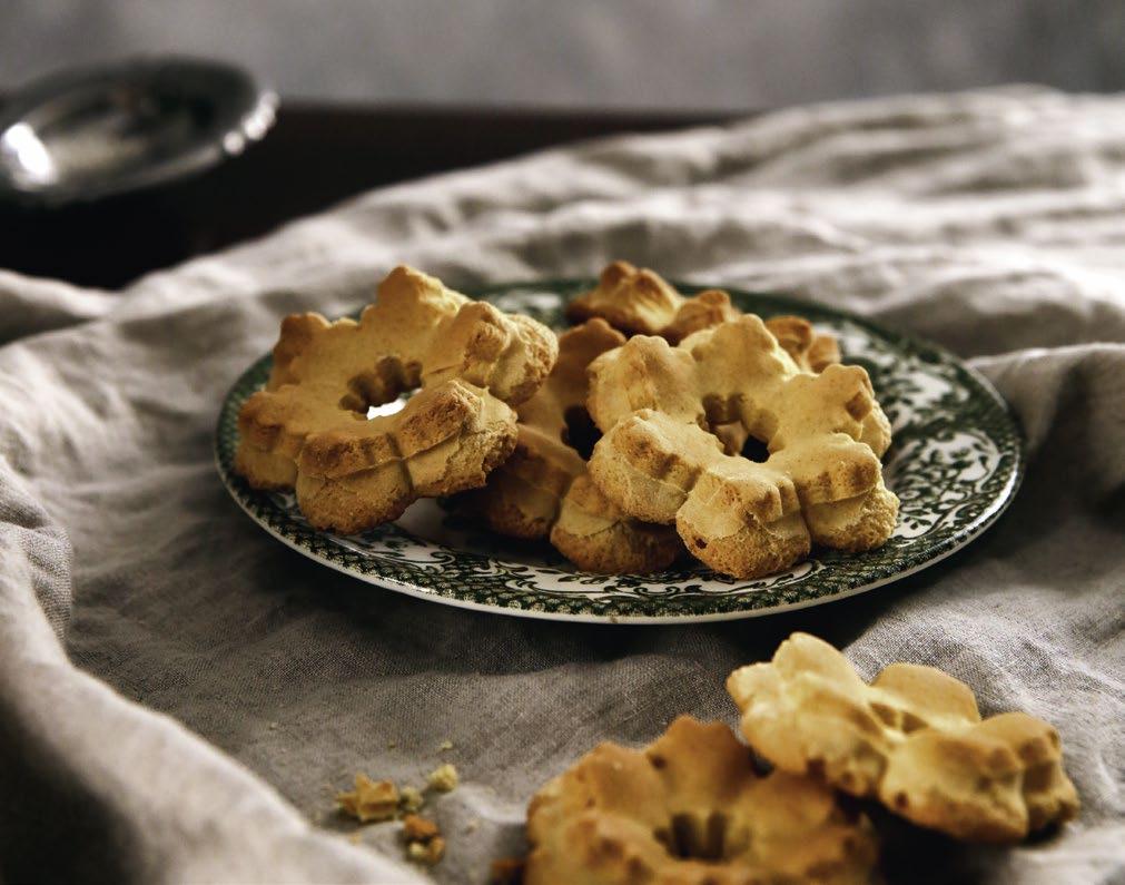 ZÁHORIE Zázvorníky 500 g hladkej múky 500 g hrubej múky 500 g práškového cukru 8 žĺtkov 5 bielkov (sneh) 1 lyžica bravčovej masti 20 g salajky 10 g sušeného zázvoru 1.
