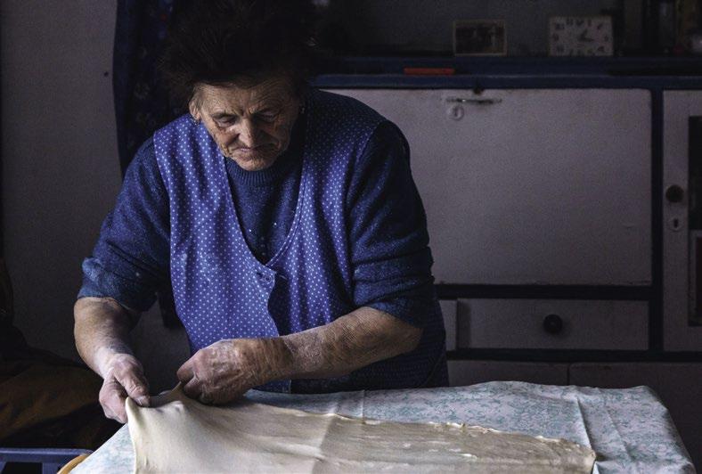 ZÁHORIE Ťahaná štrúdla zo Záhoria CESTO 400 g hladkej pšeničnej múky 2 PL oleja 2 ČL octu vlažná voda 1 vajíčko na potretie štipka soli PLNKA 5-6 nastrúhaných jabĺk cca 200 g maku s cukrom 1-2 ks