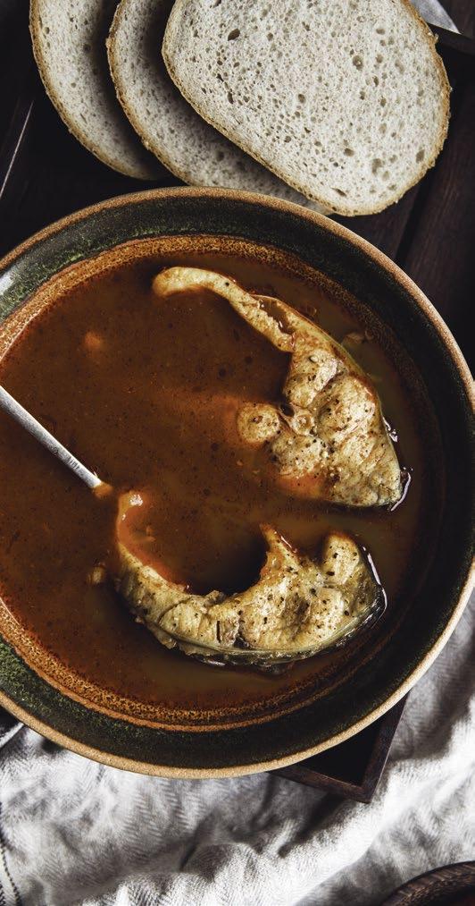 PODUNAJSKO Halászlé podkovičky a menšie kúsky kapra (asi 1 až 1,5 kg) 2 PL rastlinného oleja alebo bravčovej masti 3 ks menšie cibule 2-3 PL krájaných paradajok v paradajkovej šťave 3 PL mletej