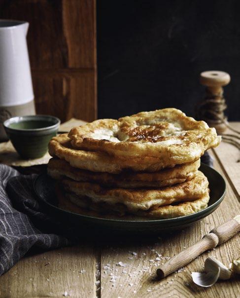 PODUNAJSKO Zemiakové langoše 600 g polohrubej múky 300 g zemiakov uvarených v šupe 250 g kyslej smotany 300 ml plnotučného mlieka 30 g čerstvého droždia 20 g soli 1 čajová lyžička kryštálového cukru