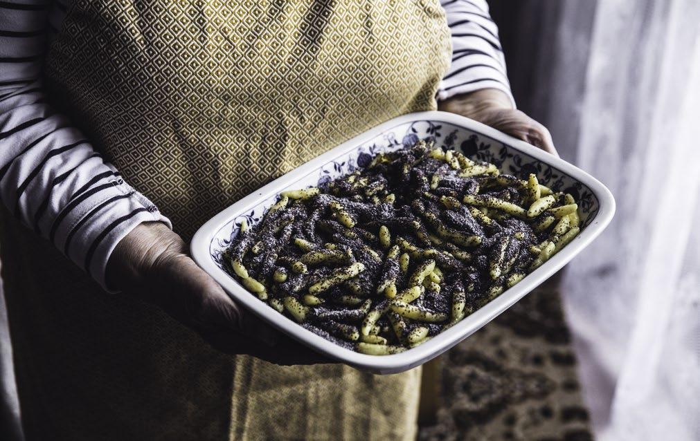 BRATISLAVSKÝ Šúľanky s makom 500 g zemiakov 200 g polohrubej múky 1 vajíčko ½ ČL soli 50 g masla na potieranie mak alebo orechy na posýpku práškový cukor na posýpku 1.