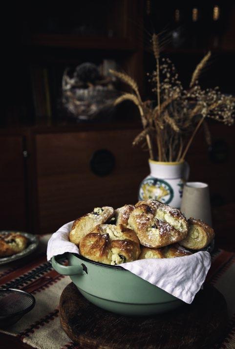 BRATISLAVSKÝ Svadobné hodové krafličky CESTO 500 g polohrubej múky 150 g masla 150 g kryštálového cukru 42 g čerstvého droždia 2 žĺtky 200 ml vlažného mlieka štipka soli PLNKA 500 g hrudkovitého