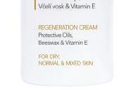 Krém obsahující vitamín E, včelí vosk a ochranné oleje je ideální pro každodenní péči o normální, suchou a smíšenou pokožku. Cena 270 Kč / 11.20 EUR / 100 ml www.forlifemadaga.