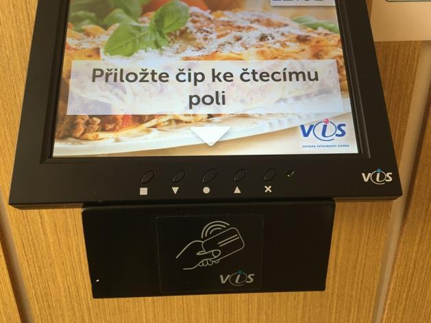 Modernizována byla výdejová část jídelny, kterou tvoří nerezové pulty, výdejní okénka a také nerezový nábytek s novou technologií vzduchotechniky.