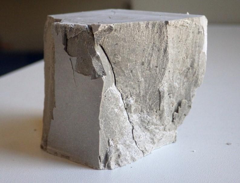 Obr. 4: Vzorek CEMII po testu pevnosti v tlaku, zřetelná je jemná cementová struktura bez přídavného kameniva, foto: Brázda L. 2.1.3.
