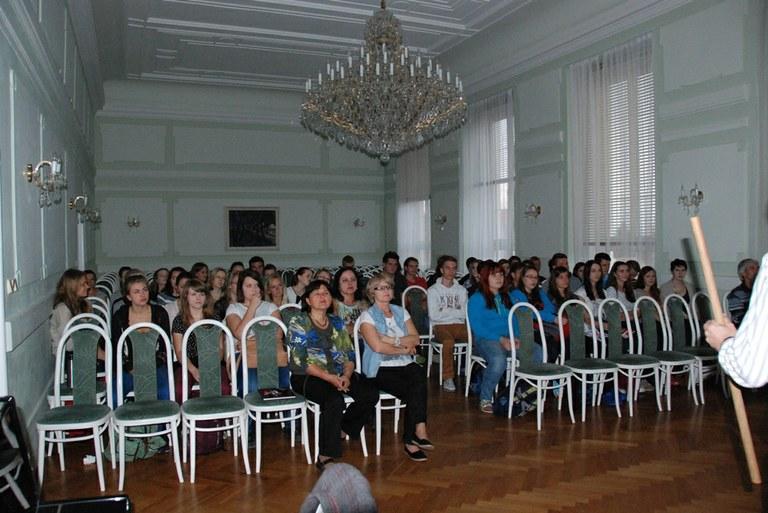 V pátek 26. 9. 2014 navštívil gymnázium náš bývalý absolvent Jan Florián Ass.Prof., který v současnosti působí v USA, na Loyola University Chicago jako profesor chemie. V aule před studenty 3.