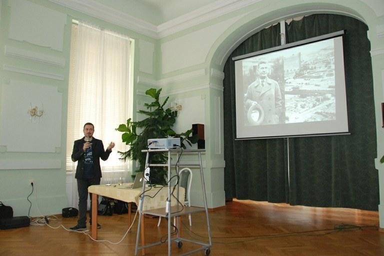 Ve čtvrtek 13. 11. 2014 navštívil Purkyňovo gymnázium náš absolvent z roku 2003 Mgr. Lukáš Gregor, PhD.