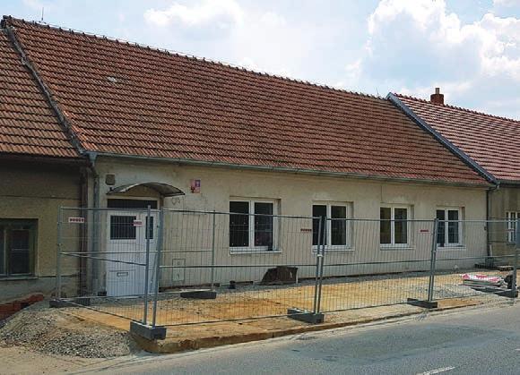 Mnohem náročnější ovšem bude stavba zcela nové budovy Základní umělecké školy, pobočky Rajhrad, která vyroste na místě té původní, která bude zbořena. Tato budova původně čp.