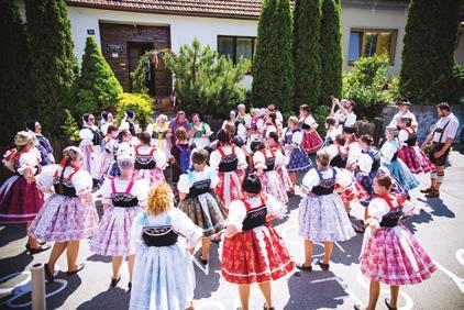 MÍSTNÍ SPORT A SPOLKY UŽITEČNÉ INFORMACE Oblast rakouských Alp nás v pátek přivítala stejně teplým počasím, jako bylo zrovna to naše české a právě proto nebyla cesta úplně nejpříjemnější.