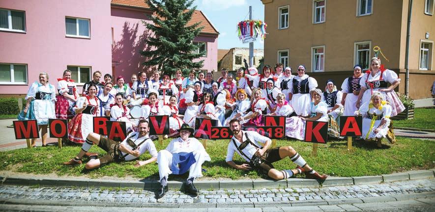 Hody v areálu rajhradské sokolovny bab v soutěži předala hlavní stárka Eliška panu Janu Rusovi, který napekl křehoučké perníčky pro všechny účinkující a zbylo ještě i na některé návštěvníky.