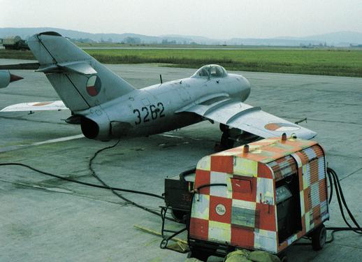 U stíhacích pluků PVOS (., 8. a. slp) zůstává jen několik UTI MiG-5, cca tři až čtyři. Poslední reorganizace většího rozsahu až do r. 989 proběhla v srpnu 969.