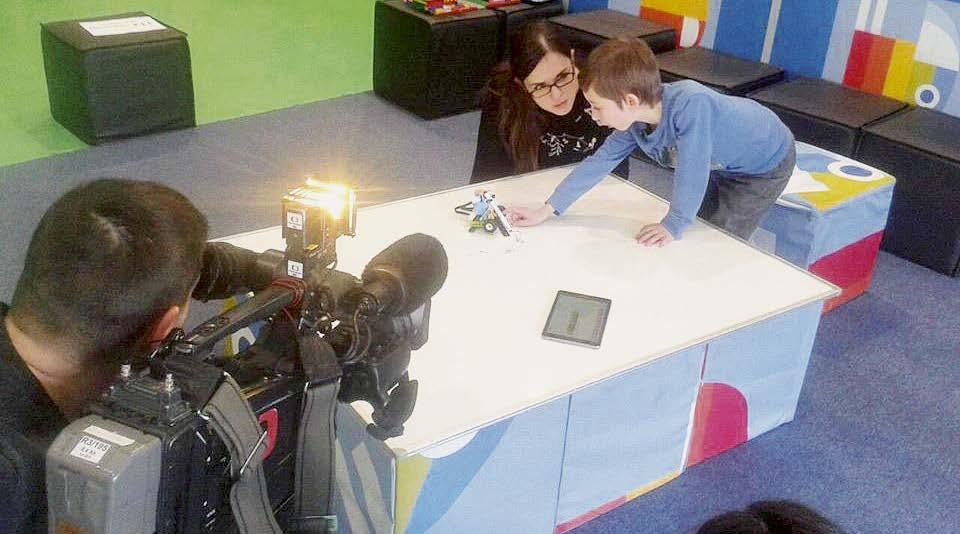 ZPRAVODAJSTVÍ Česká televize natáčela našeho robota Naši malí roboti, z nichž jeden se vždy vyhnul okraji stolu a nikdy z něj nespadl a druhý kreslil po tabuli kružnice, zaujali nejen rozhodčí, ale