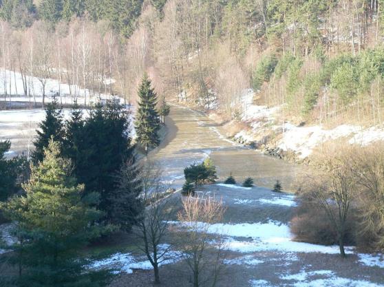Velký Navrátil. V roce 1961 byla na řece Oslavě postavena přehradní nádrž Mostiště. Jedná se o sypanou hráz vysokou 34 m, která vytváří umělé jezero v délce 5,4 km.