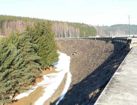 Vodní nádrž Mostiště slouží také jako hydroelektrárna, protipovodňová hráz a pomáhá rovněž se zavlažováním okolí. Vybrané území se nachází v členitém reliéfu pahorkatin.