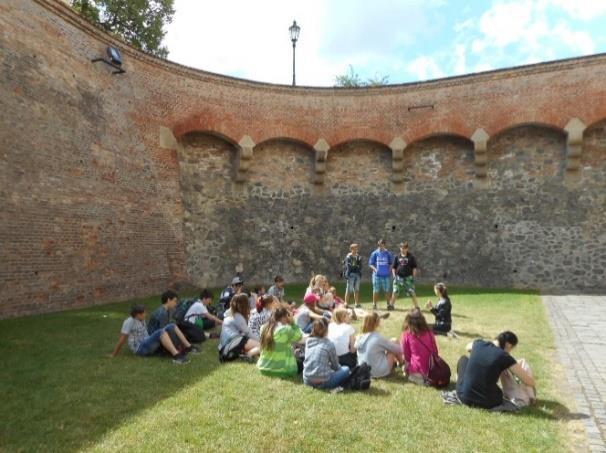 VII. B Třída 7. B se vydala 7. června na školní výlet do Brna. Nejprve jsme vyrazili na procházku na hrad Špilberk, kde nás čekala prohlídka kasemat.