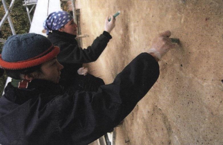 Důležitým úkolem při opravě historických památek je záchrana stávající omítky.