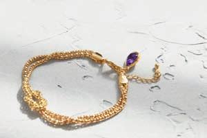 76 + 6 cm 28765 199 Kč Náramek Daisy Elegantní náramek v podobě zlatavého řetízku s purpurovými
