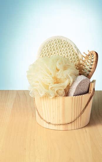Obsahuje umělou pemzu, žínku, houbu na mytí a kartáč v dřevěném košíku s konopným