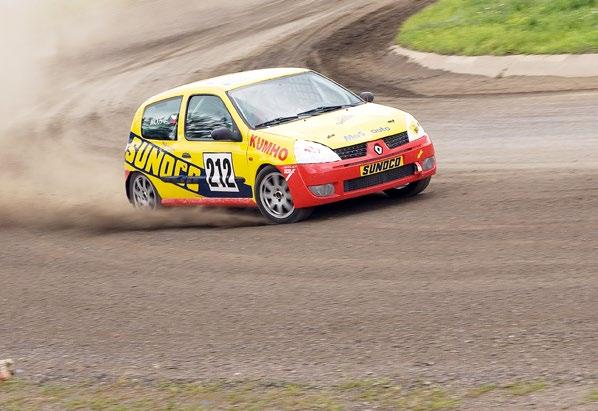 revue revue revue Závodění pro každého: jak na rallye a rallycross Dvě příbuzné motoristické disciplíny jsou v našich zeměpisných šířkách a délkách zároveň nejlákavějším svezením pro amatérské