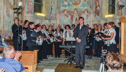 cz Železnorudský smíšený sbor zpíval pod Alpami Velkým úspěchem se může pochlubit Železnorudský smíšený sbor, který byl pozván ke dvěma vystoupením představiteli našeho partnerského města Zernez, ve