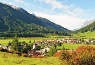 Krásné panorama alpských štítů nad městečkem, které vlastně není městem, ale vesnicí, jak nás upozornil náš průvodce, lemuje celé údolí a je vstupní branou do Švýcarského národního parku.