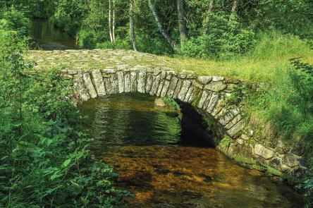 Horní tok Vltavy mezi loukami a lesy pod šumavskými hřebeny je malebný. Od Lipna k Vyššímu Brodu přes Čertovy proudy nelze jet, je možno použít dráhu. Cesta podle Vltavy je velmi romantická.