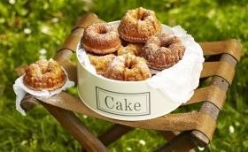 BROKOLICOVÝ KOLÁČ SE SÝREM Těsto: 250 g hladké pšeničné mouky 1 vejce 5 lžic studeného mléka 125 g másla Náplň: 1 brokolice 2,5 dcl mléka nebo smetany (já dávám mléko) mletý bílý pepř sůl muškátový
