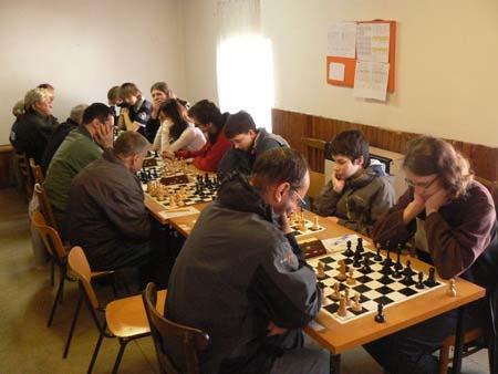 Na 2. desce remizoval Franta Šaňák 1:5. Pavel Kadlec na 1. šachovnici rovněž remíza a 1,5:5,5. Zbývala poslední partie na 8.