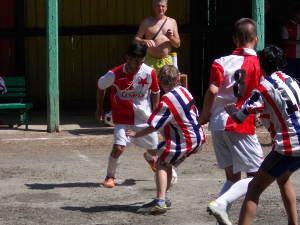 Aktivity mimo dětský domov (fotbal, zumba, streetdance atd.). Chlapci hrají kopanou a florbal přímo v Unhošti a v Hostouni, spolupracujeme s městem, takže využíváme kvalitní zázemí sportovní haly.