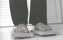 65 Nestabilní sandály jde o speciální pomůcku, kdy na podrážku terapeut připevní dřevěnou lištu ve tvaru půlkruhu směrem od paty k malíčku. Toto cvičení podporuje propriocepci a rovnováhu.