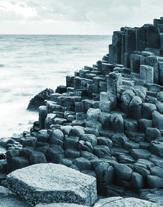 kamennými varhany Giant's Causeway. Zelená střecha návštěvnického centra splývá s okolní úchvatnou krajinou. www.geberit.