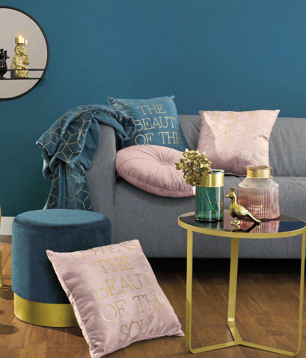 ELEGANTNÍ A ŠIK BYTOVÉ DOPLŇKY SE SAMETOVÝM VZHLEDEM 4 5 6 ELEGANTNÍ SAMETOVÝ VZHLED 7 5 Skleněné vázy Rozměry: cca 15 9 cm, každý