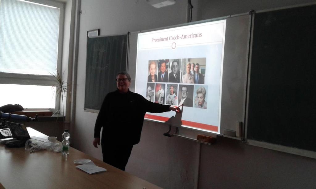 Dále žáci s radostí využili možnosti zeptat se na život diplomata pana Anthonyho M. Jonese kulturního atašé a ředitele Amerického centra v ČR.