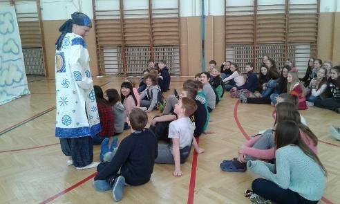 Mezinárodní Vánoce 2017 Adventní čas uctili žáci i pedagogové MGO tradičně zpěvem mezinárodních koled a vánočních písní.