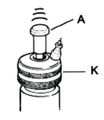 Přístroj musí být připojen k spojkovému ventilu a ne k vyrovnávací nádržce.