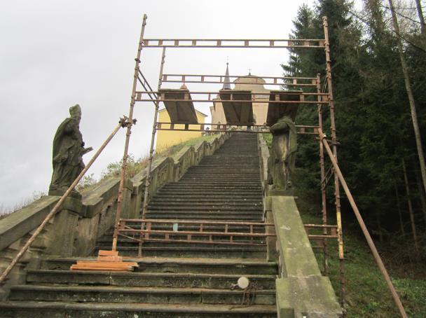 Poté byla převezena do dílny restaurátora. Převezena byla i odlomená hlava světce a všechny dochované fragmenty.