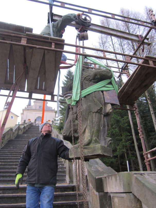 V dílně restaurátora byla nejdříve nejvíce zkorodovaná místa ošetřena, aby při čištění nedošlo k další degradaci povrchu.