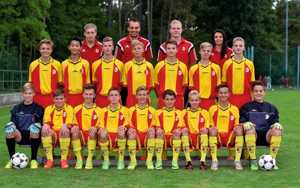 U starší žáci A Horní řada (zleva): Filip Šmídek (asistent trenéra), Viktor Valta (trenér), Lukas Tománek (trenér), Michaela Heřmánková (vedoucí týmu).