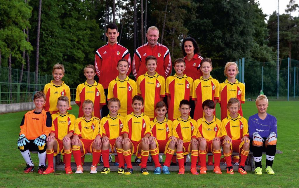 U mladší žáci A Horní řada (zleva): Tomáš Zajíček (asistent trenéra), Jaroslav Teplan (trenér), Šárka Jiráková (vedoucí týmu).