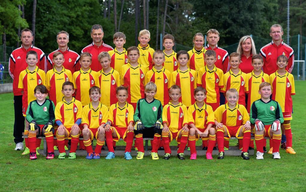 U starší přípravka A Horní řada (zleva): Martin Janda (asistent trenéra), Michal Špaček (asistent trenéra), Antonín Plachý