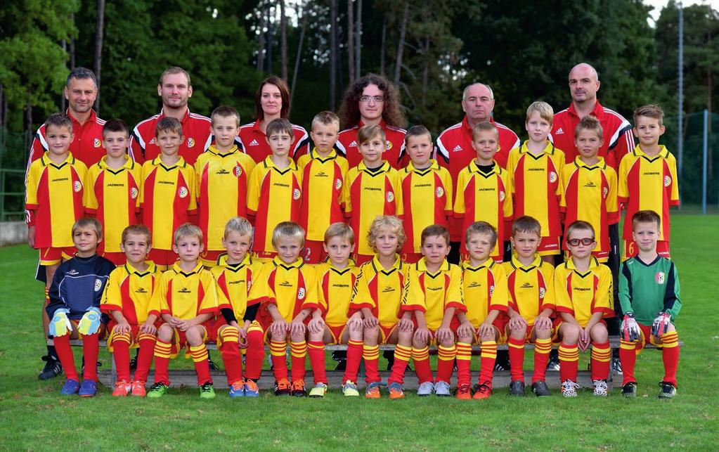 U mladší přípravka B Vzadu (zleva): Antonín Plachý (trenér), Jan Rotta (asistent trenéra), Denisa Rottová (vedoucí týmu), Eduard Binko