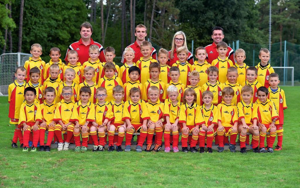 U mladší přípravka C Vzadu (zleva): Tomáš Slany (asistent trenéra), Daniel Kraft (trenér), Kateřina Žibritová (vedoucí týmu), Pavel Žibrita (asistent trenéra).