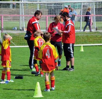 Dále chceme, aby kluci byli co nejvíce samostatní, takže dohlédneme na to, aby se již všichni sami připravovali na tréninky i zápasy - týká se to hlavně oblečení a výbavy, kterou k fotbalu potřebují.