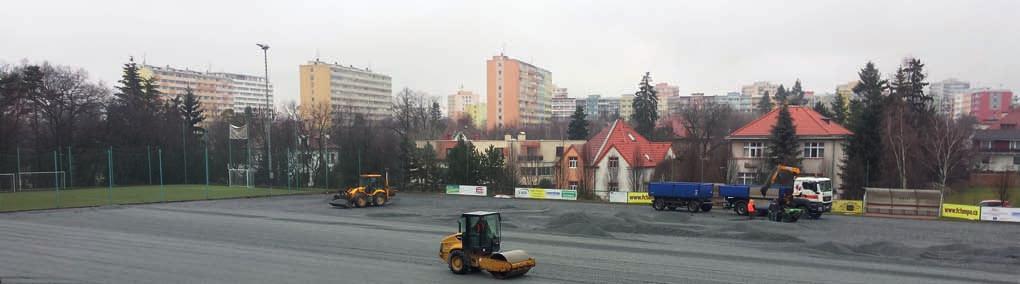 Na výstavbu hřiště s umělou trávou a osvětlením měla totiž navázat kompletní rekonstrukce horního hřiště.