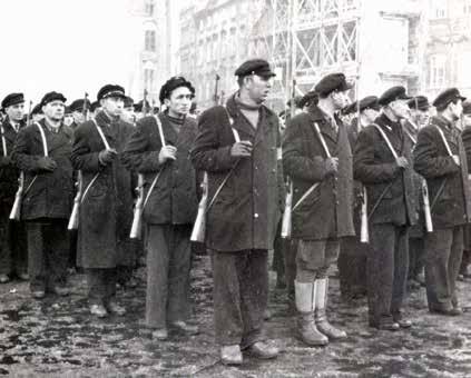 Milicionáři na Staroměstském náměstí v Praze, 28. 2. 1948 Důležitým úkolem jednotlivých oblastí byla zpravodajská činnost. Na štábu ji měl na starosti npor. Jiří Hošek.