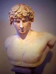 ZBOŽŠTĚNÍ LIDÉ: ANTINOOS Řek z Bithýnie, 111-130 AD Oblíbenec a milenec císaře Hadriána Málo informací o životě Doprovázel císaře